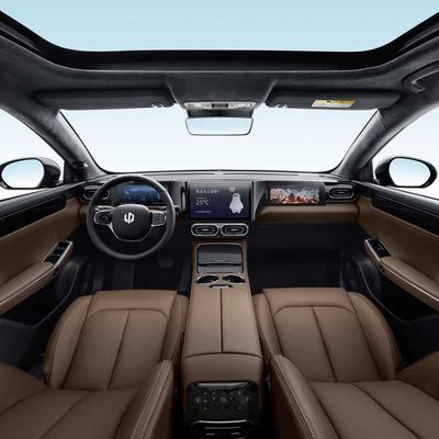 500KM Leapmotor C01 Elektrikli Sedanlar İki Tekerden Çekiş 4 Kapı 5 Koltuklu Panoramik Sunroof