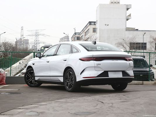 2025 BYD Elektrikli Araba Qin L EV Çoklu Bağlantılı Bağımsız Süspansiyon Hızlı Şarj Yeni Model Sunroof ile Sıcak Satış