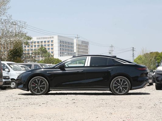 Model Araç 601km menzil 83.2kWh Pil Kapasitesi AWD Hızlı Şarj Güneş Çatı Yüksek Voltajlı Yapı Aile için Konforlu