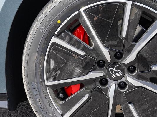 Model Araç 601km menzil 83.2kWh Pil Kapasitesi AWD Hızlı Şarj Güneş Çatı Yüksek Voltajlı Yapı Aile için Konforlu