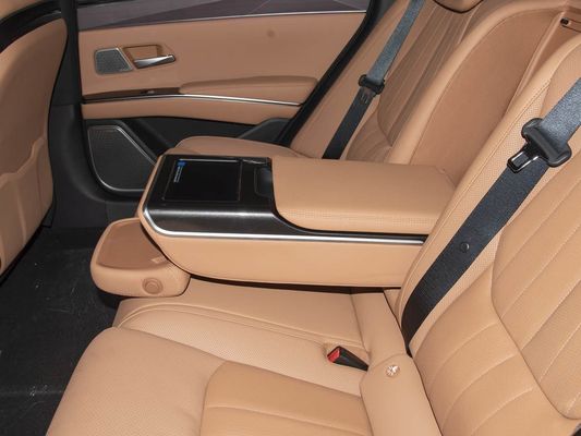 Model Araç 601km menzil 83.2kWh Pil Kapasitesi AWD Hızlı Şarj Güneş Çatı Yüksek Voltajlı Yapı Aile için Konforlu