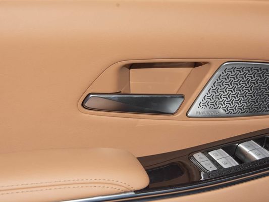 Model Araç 601km menzil 83.2kWh Pil Kapasitesi AWD Hızlı Şarj Güneş Çatı Yüksek Voltajlı Yapı Aile için Konforlu