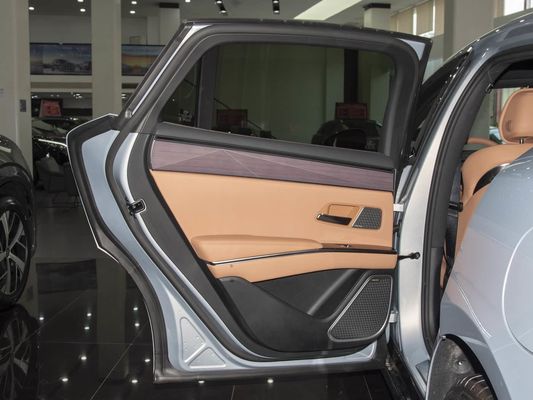 Model Araç 601km menzil 83.2kWh Pil Kapasitesi AWD Hızlı Şarj Güneş Çatı Yüksek Voltajlı Yapı Aile için Konforlu