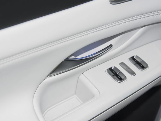 2025 Xpeng G9 Tam Elektrikli SUV 93.1kWh Pil Kapasitesi 423kW Maksimum Motor Gücü 680km Uzun Menzilli ve Güneş Çatı ile Hızlı Şarj