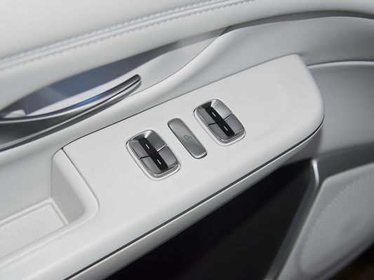 2025 Xpeng G9 Tam Elektrikli SUV 93.1kWh Pil Kapasitesi 423kW Maksimum Motor Gücü 680km Uzun Menzilli ve Güneş Çatı ile Hızlı Şarj