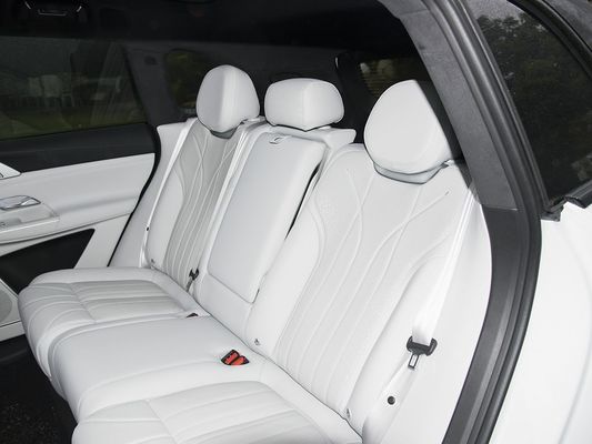 2025 Xpeng G9 Tam Elektrikli SUV 93.1kWh Pil Kapasitesi 423kW Maksimum Motor Gücü 680km Uzun Menzilli ve Güneş Çatı ile Hızlı Şarj