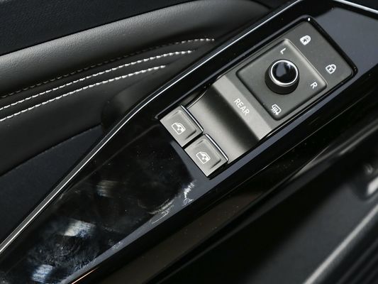 2025 VW Elektrikli Araç ID.4 Hızlı Şarj Aracı Uzun Menzilli 601km 80.4kWh Pil Sıcak Satış Yeni Model Güneş Çatı ile İyi Performans