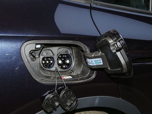2025 VW Elektrikli Araç ID.4 Hızlı Şarj Aracı Uzun Menzilli 601km 80.4kWh Pil Sıcak Satış Yeni Model Güneş Çatı ile İyi Performans